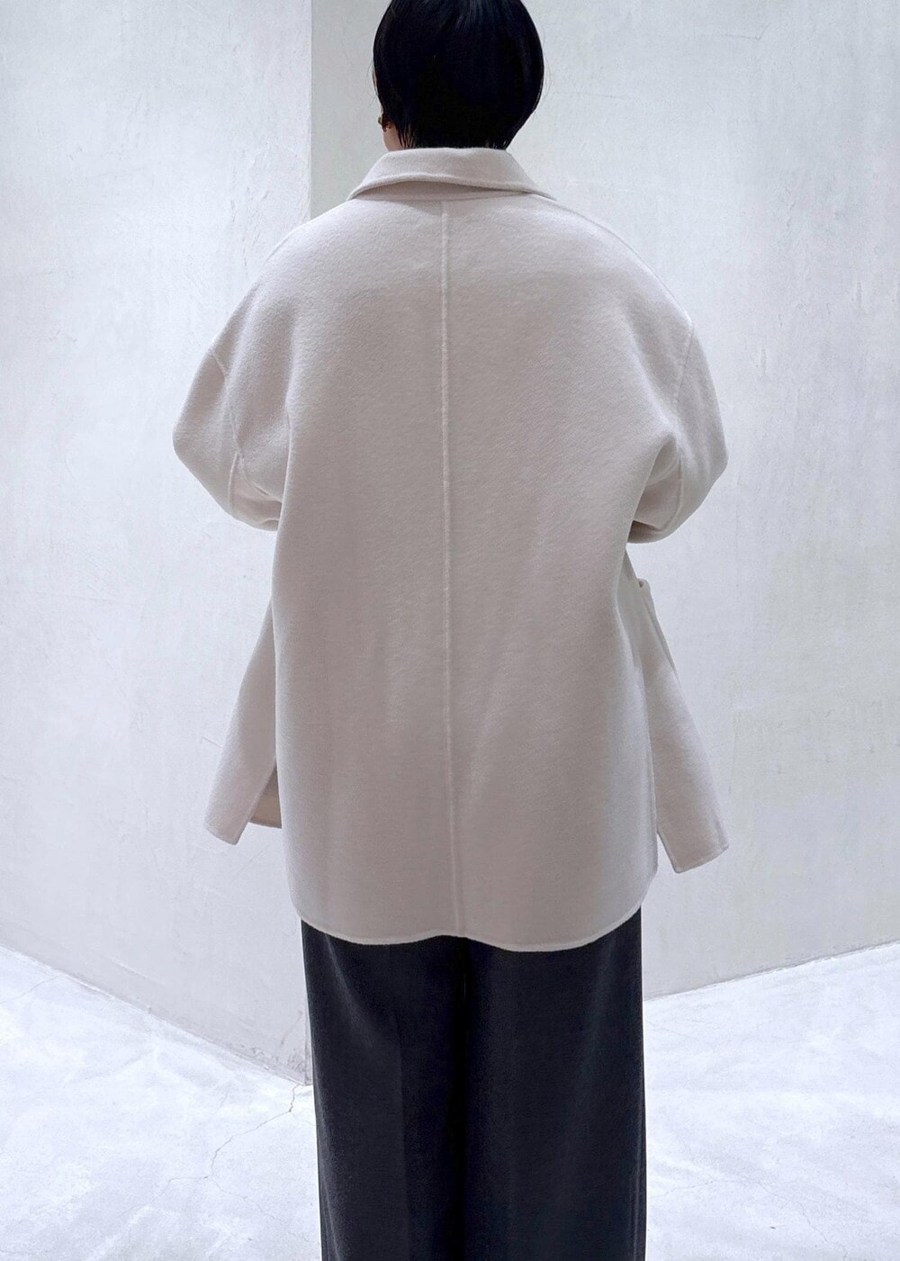 グレー系のスラックス、ブラック系のスカート、グレー系のシャツ/ブラウスを着用したレディースの秋コーディネートの10枚目の写真