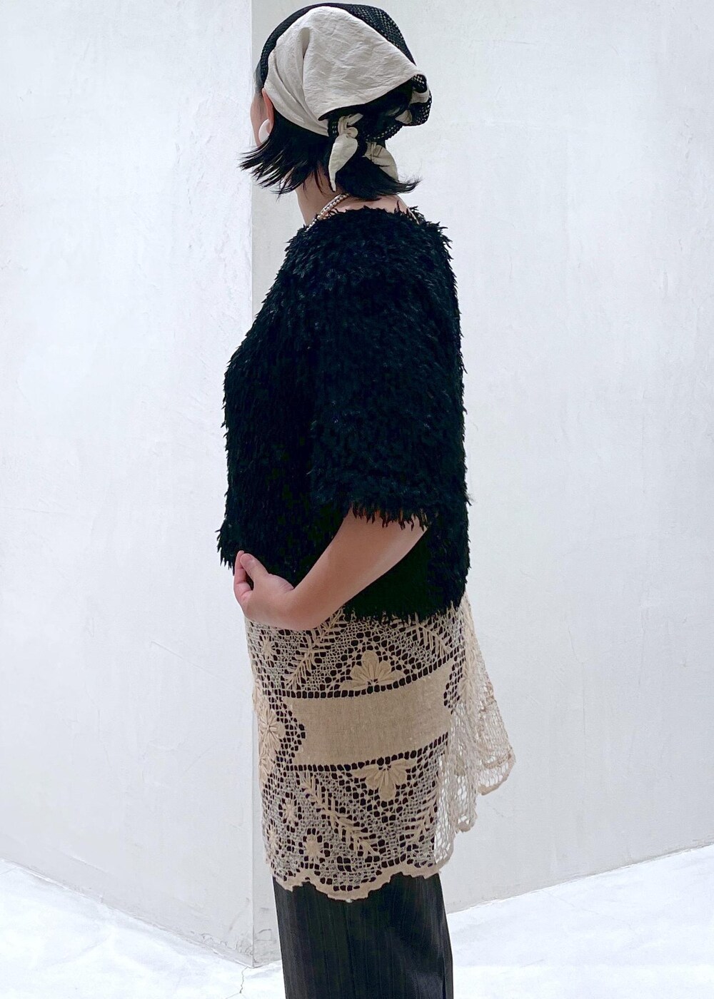 ブラック系のTシャツ/カットソー、グレー系のスラックス、グレー系のショルダーバッグを着用したレディースの夏コーディネートの8枚目の写真