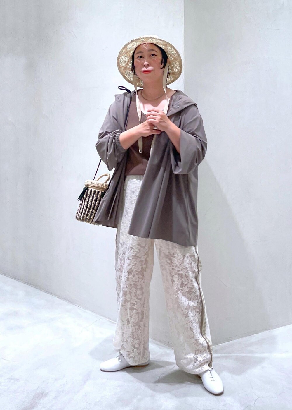 ホワイト系のその他シューズ、ホワイト系のショルダーバッグ、ホワイト系のその他パンツを着用したレディースの夏コーディネートの3枚目の写真