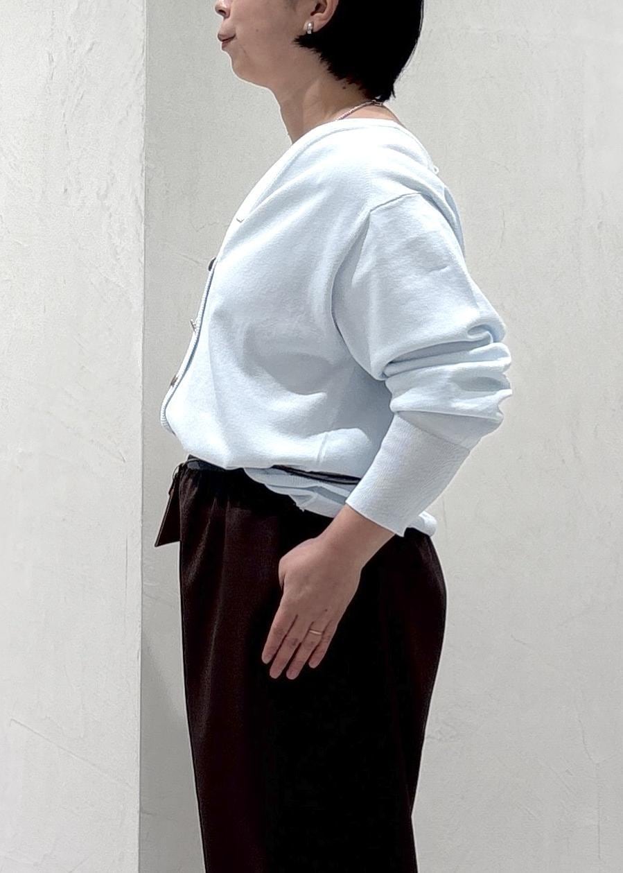 ブラウン系のその他パンツ、ブルー系のカーディガン/ボレロ、ホワイト系のスニーカーを着用したレディースの春コーディネートの7枚目の写真