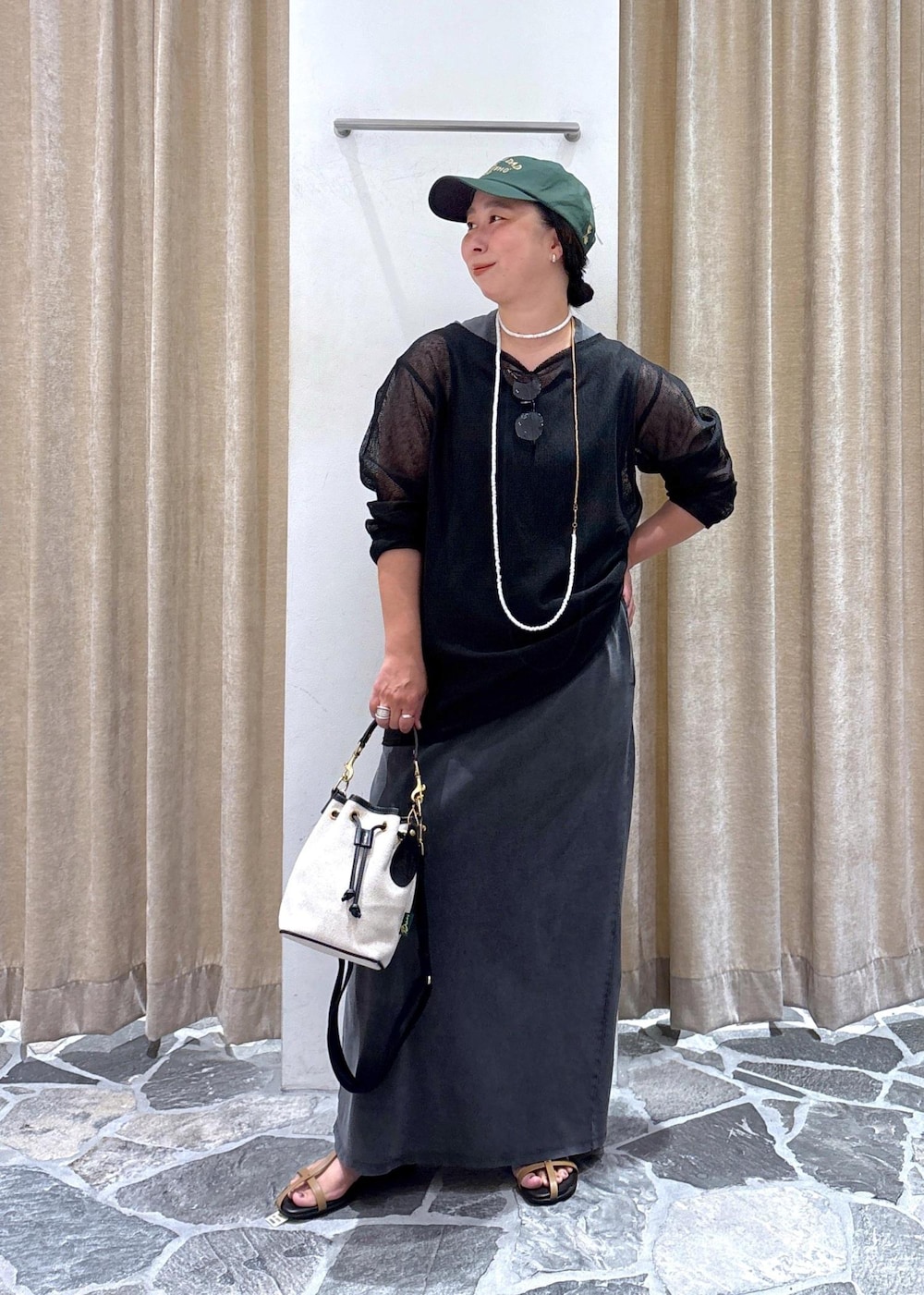 ベージュ系のサンダル、グレー系のワンピース、ブラック系のニット/セーターを着用したレディースの夏コーディネートの4枚目の写真