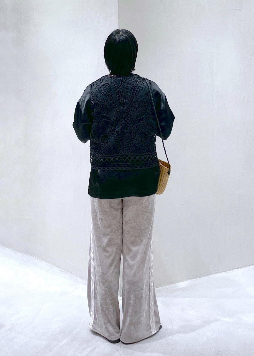 ベージュ系のかごバッグ、ブラック系のベスト、ベージュ系のその他パンツを着用したレディースの夏コーディネートの7枚目の写真