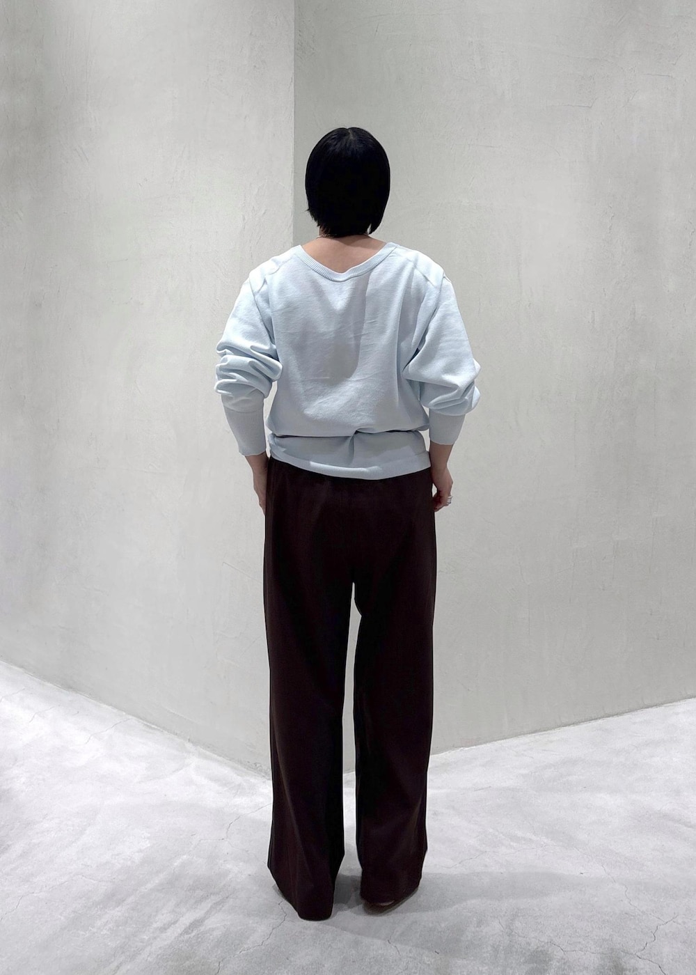 ブラウン系のその他パンツ、ブルー系のカーディガン/ボレロ、ホワイト系のスニーカーを着用したレディースの春コーディネートの5枚目の写真