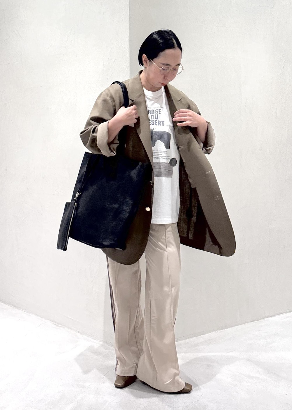 ブラウン系のパンプス、ホワイト系のTシャツ/カットソー、ベージュ系のその他パンツを着用したレディースの冬コーディネートの2枚目の写真