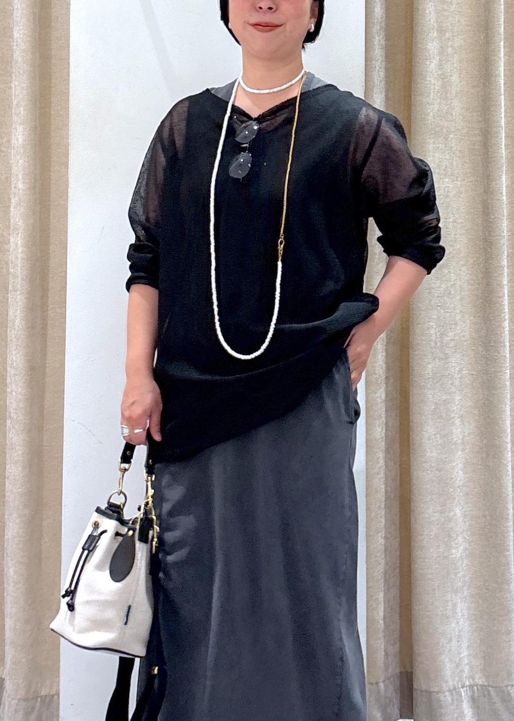 ベージュ系のサンダル、グレー系のワンピース、ブラック系のニット/セーターを着用したレディースの夏コーディネートの8枚目の写真