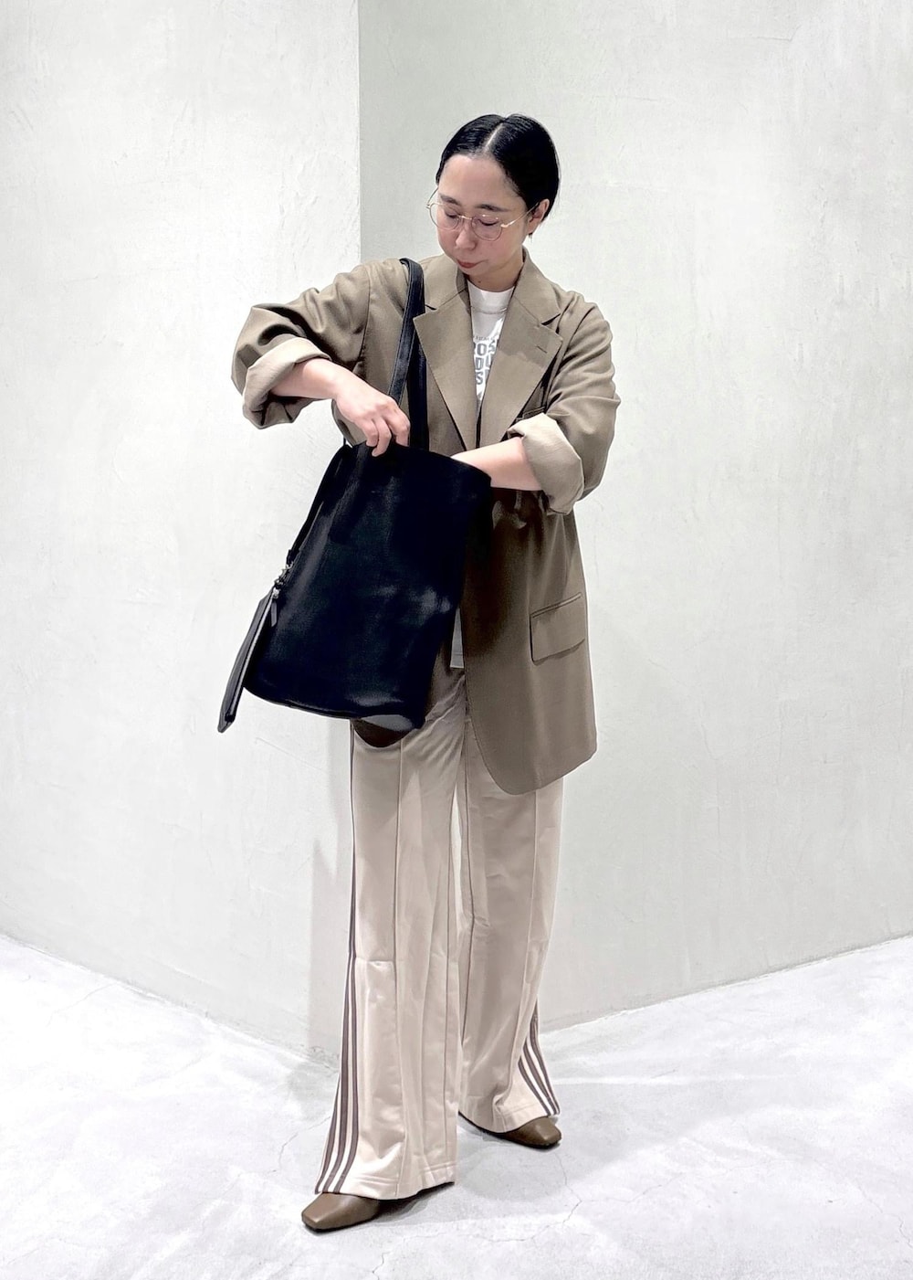 ブラウン系のパンプス、ホワイト系のTシャツ/カットソー、ベージュ系のその他パンツを着用したレディースの冬コーディネートの6枚目の写真