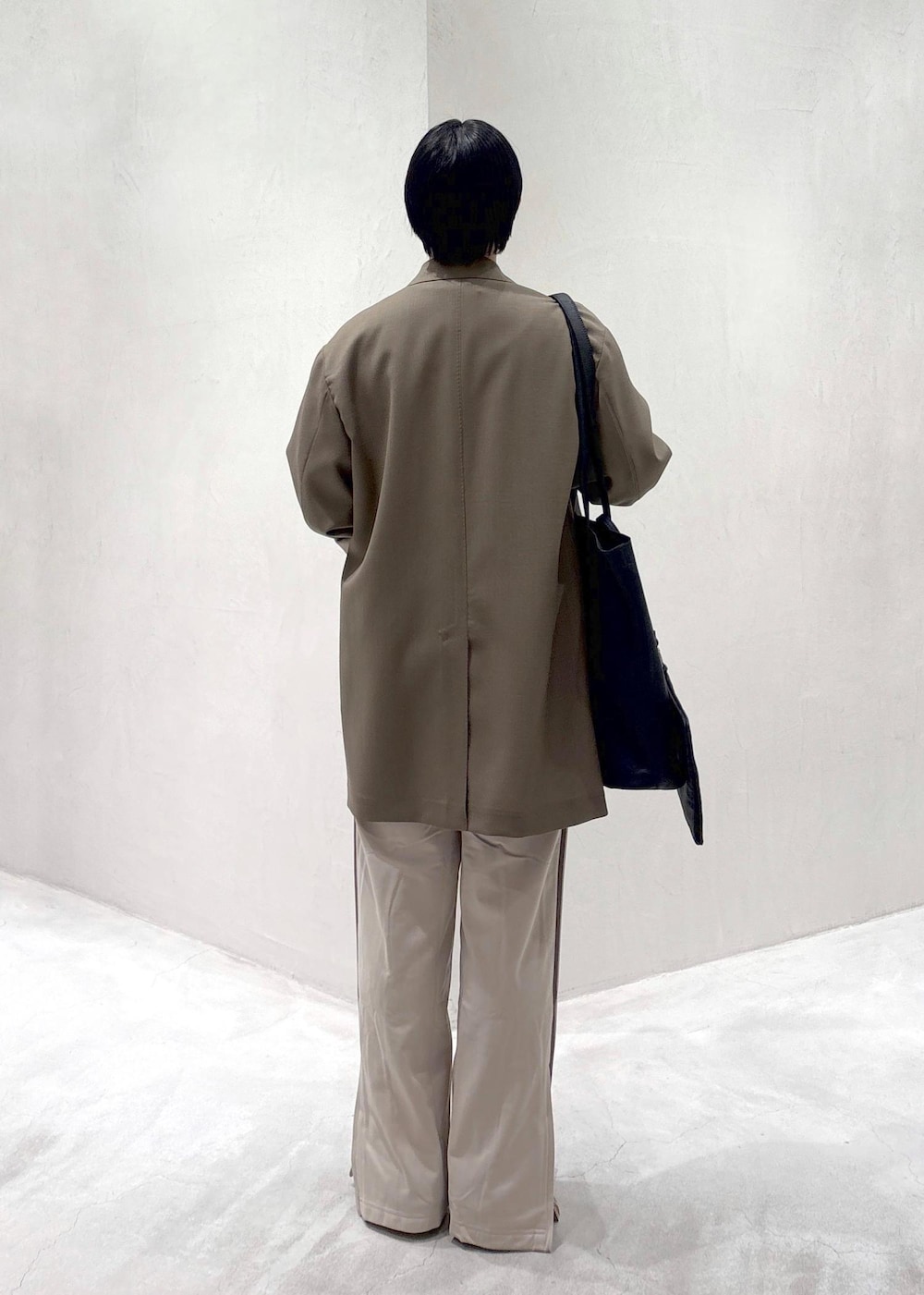 ブラウン系のパンプス、ホワイト系のTシャツ/カットソー、ベージュ系のその他パンツを着用したレディースの冬コーディネートの5枚目の写真