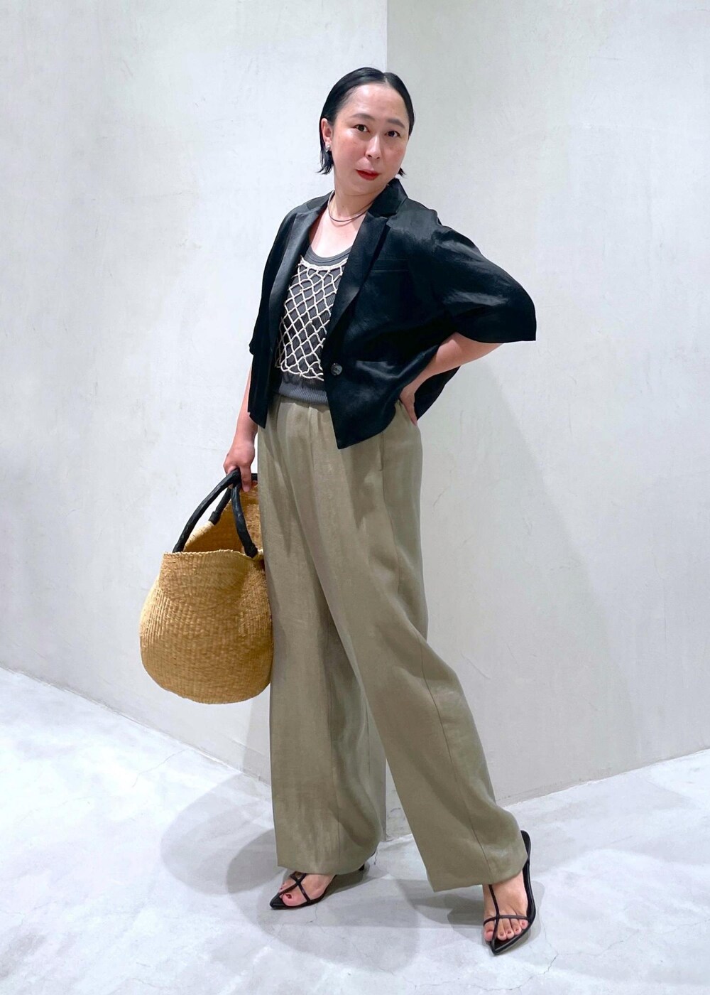 ベージュ系のキャミソール、ブラック系のサンダル、グレー系のその他パンツを着用したレディースの夏コーディネートの2枚目の写真