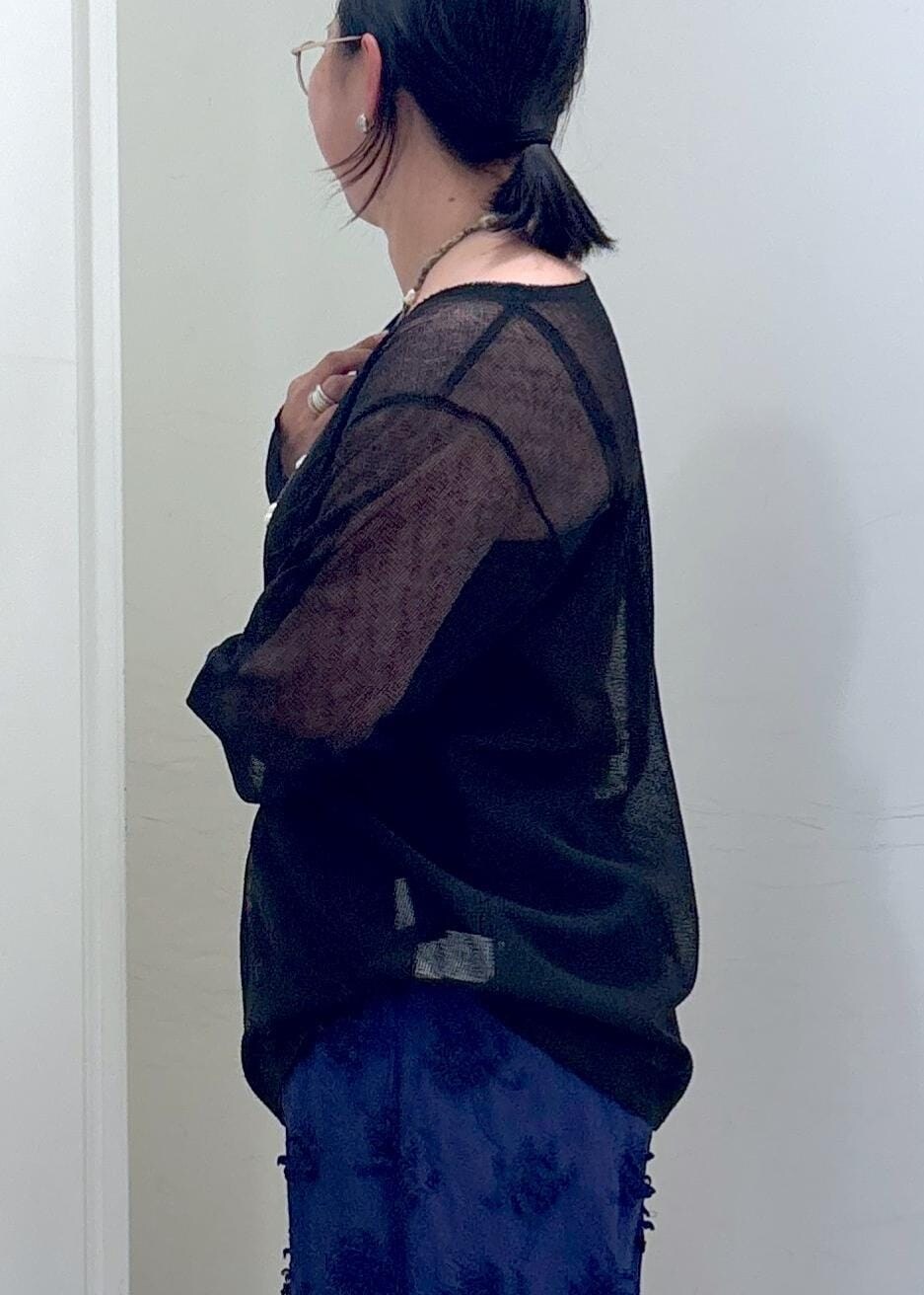 ブラック系のニット/セーター、ブルー系のその他パンツ、ホワイト系のショルダーバッグを着用したレディースの夏コーディネートの8枚目の写真