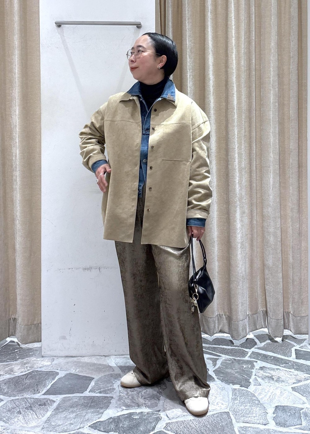 ベージュ系のシャツ/ブラウス、ブルー系のデニムジャケット、ゴールド系のその他パンツを着用したレディースの冬コーディネートの2枚目の写真