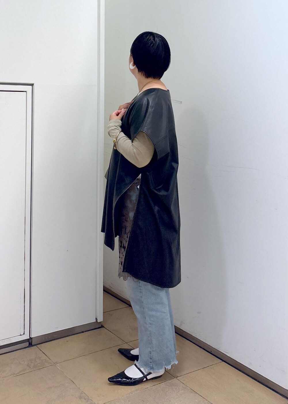 グリーン系のショルダーバッグ、グレー系のスカート、ゴールド系のTシャツ/カットソーを着用したレディースの秋コーディネートの5枚目の写真