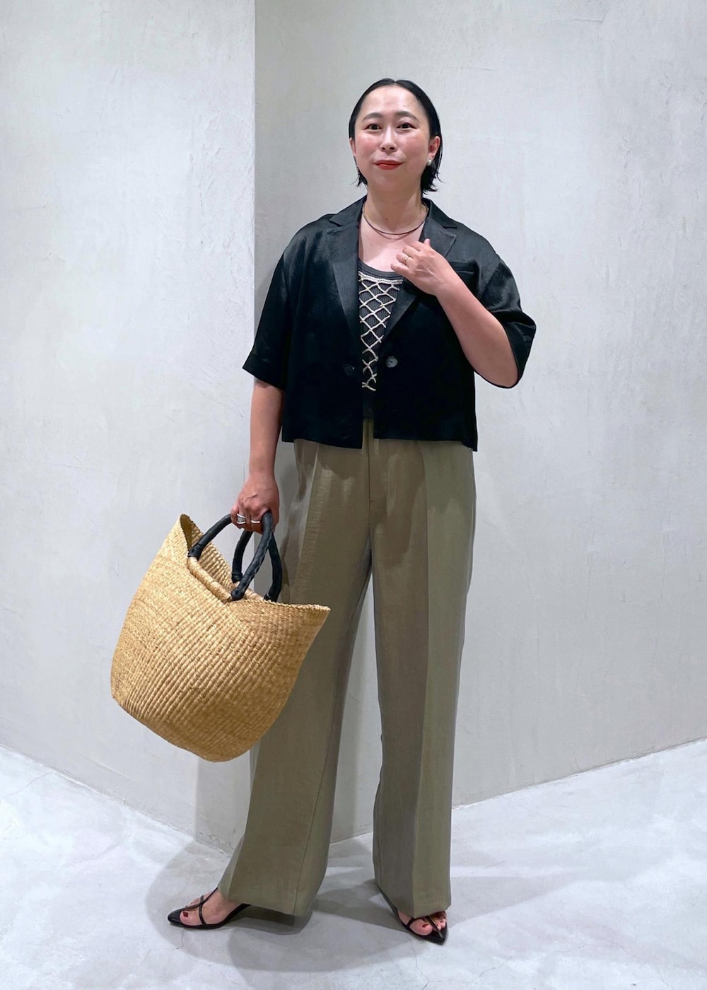 ベージュ系のキャミソール、ブラック系のサンダル、グレー系のその他パンツを着用したレディースの夏コーディネートの3枚目の写真