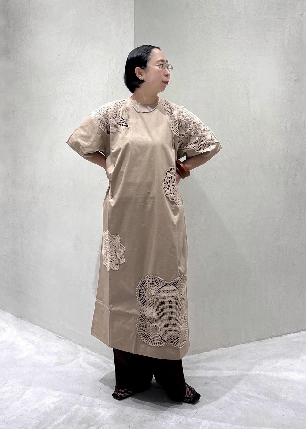 ブラウン系のローファー、ブラウン系のその他パンツ、シルバー系のネックレスを着用したレディースの春コーディネートの2枚目の写真