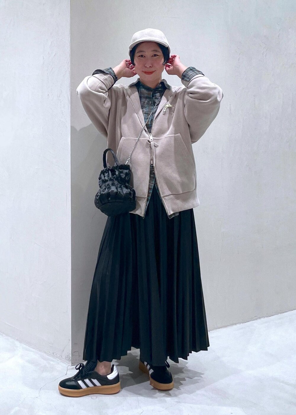 ブルー系のシャツ/ブラウス、ブラック系のスカート、ブラック系のショルダーバッグを着用したレディースの秋コーディネートの3枚目の写真