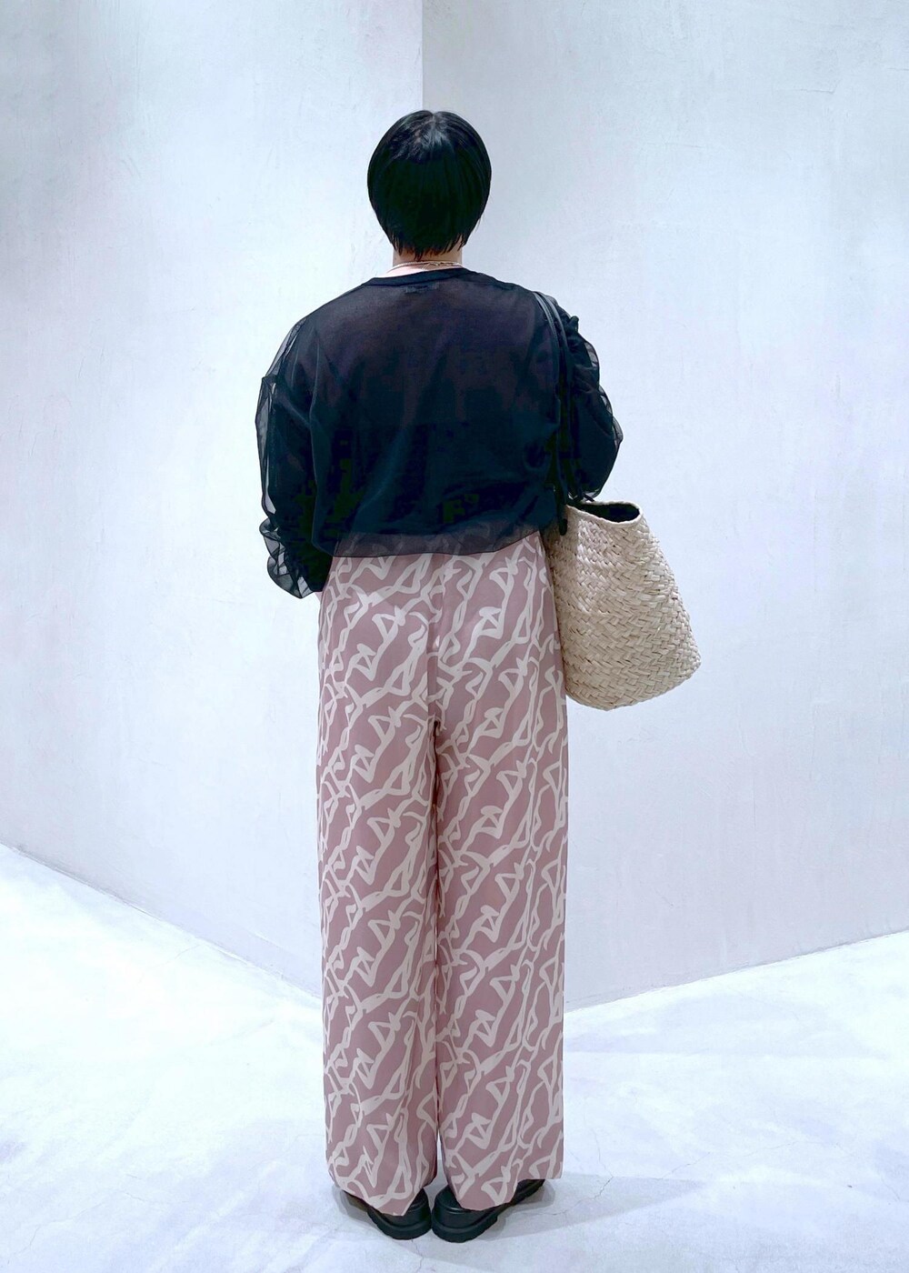 イエロー系のその他パンツ、ブラック系のサンダル、ブラック系のTシャツ/カットソーを着用したレディースの春コーディネートの5枚目の写真