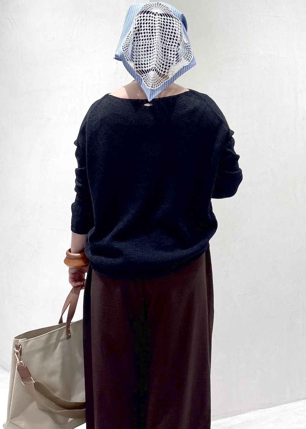 ブラウン系のその他パンツ、ベージュ系のトートバッグ、ブラウン系のローファーを着用したレディースの春コーディネートの8枚目の写真