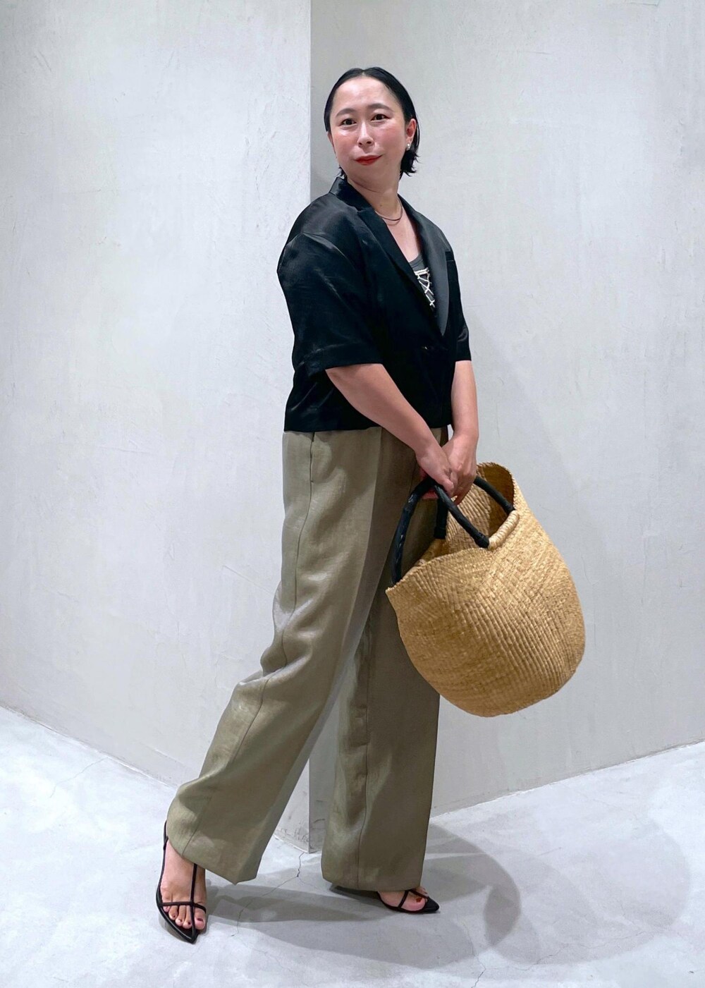 ベージュ系のキャミソール、ブラック系のサンダル、グレー系のその他パンツを着用したレディースの夏コーディネートの4枚目の写真