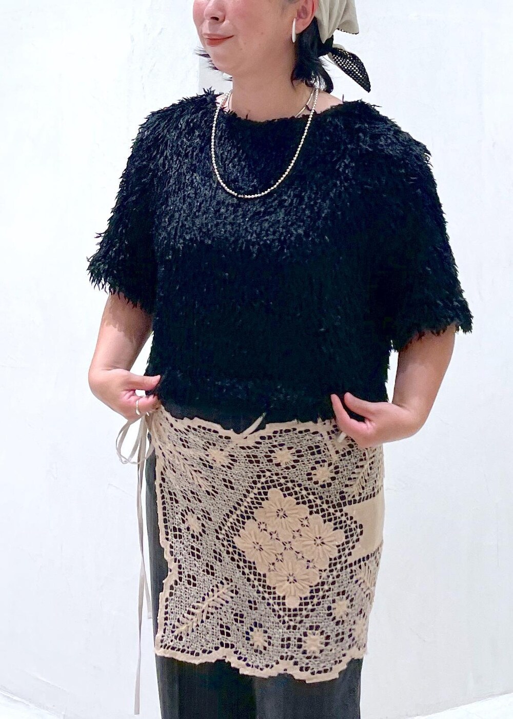 ブラック系のTシャツ/カットソー、グレー系のスラックス、グレー系のショルダーバッグを着用したレディースの夏コーディネートの7枚目の写真