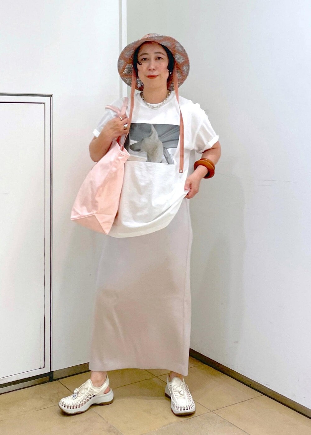 「メゾンドリリス、アレックソス、スカート、KEEN、サンダル、サロンアダムエロペ、SALON adam et ropé、L.L.Bean for SALON、24SS春の新作、24SS夏の新作、低身長、骨格ストレート、イエベ、大人カジュアル、春ファッション」｜「SALON adam et rope'のシャイニーナロースカート【洗える】（スカート、シルバー系）」を使った、azukiさん（レディース・154cm）の春コーディネートの2枚目の写真
