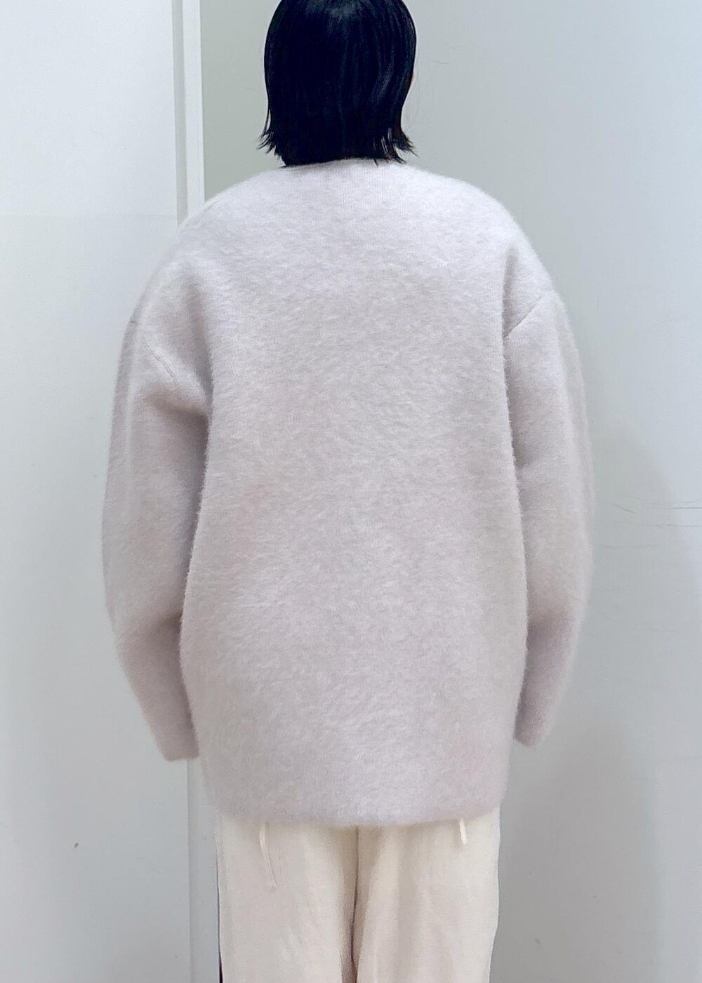 ブラック系のスウェット、グレー系のブルゾン、ホワイト系のサロペット/オーバーオールを着用したレディースの冬コーディネートの10枚目の写真