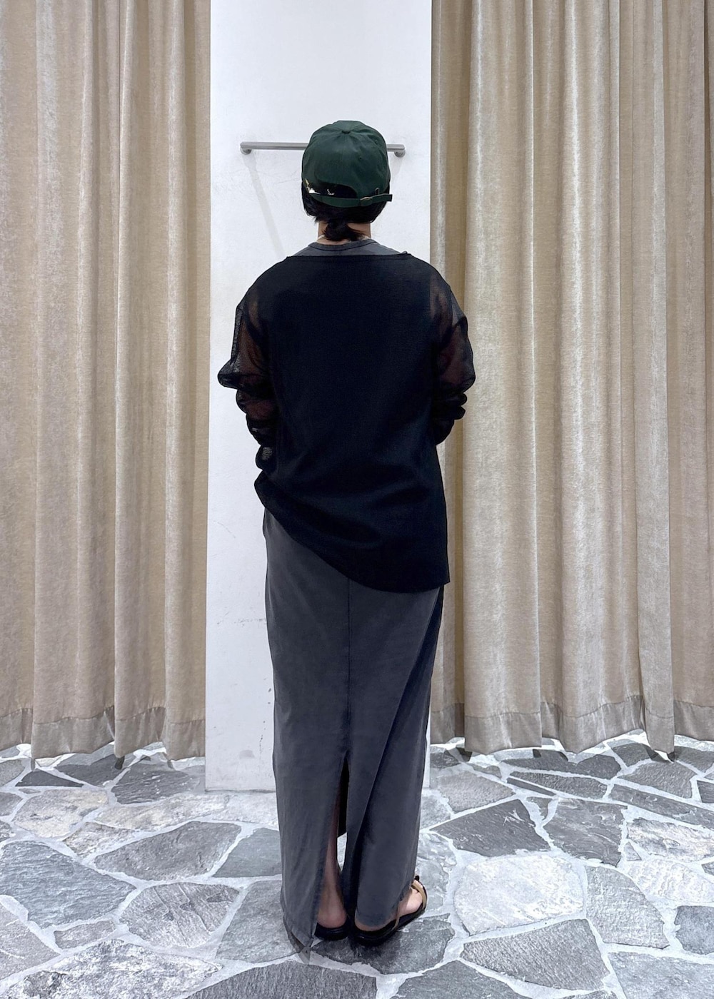 ベージュ系のサンダル、グレー系のワンピース、ブラック系のニット/セーターを着用したレディースの夏コーディネートの7枚目の写真