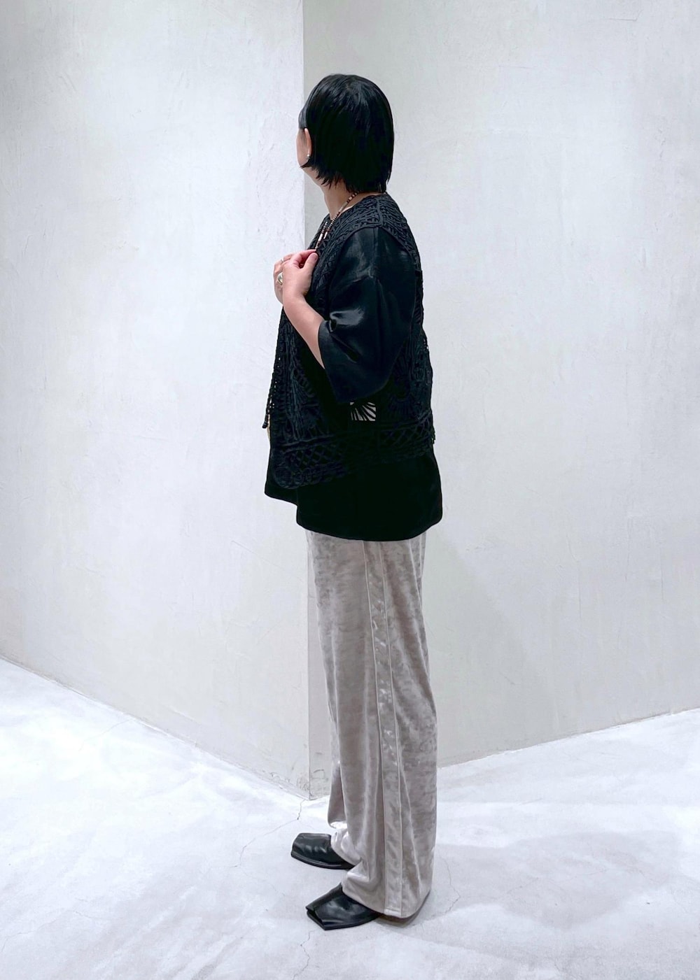 ベージュ系のかごバッグ、ブラック系のベスト、ベージュ系のその他パンツを着用したレディースの夏コーディネートの6枚目の写真