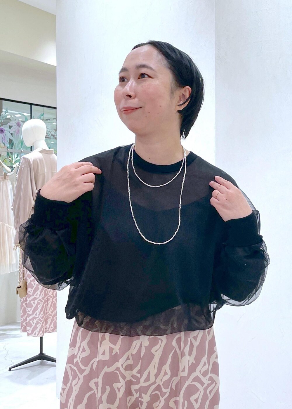 イエロー系のその他パンツ、ブラック系のサンダル、ブラック系のTシャツ/カットソーを着用したレディースの春コーディネートの6枚目の写真