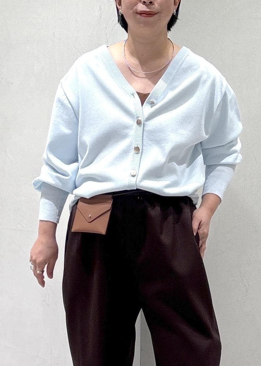 ブラウン系のその他パンツ、ブルー系のカーディガン/ボレロ、ホワイト系のスニーカーを着用したレディースの春コーディネートの6枚目の写真