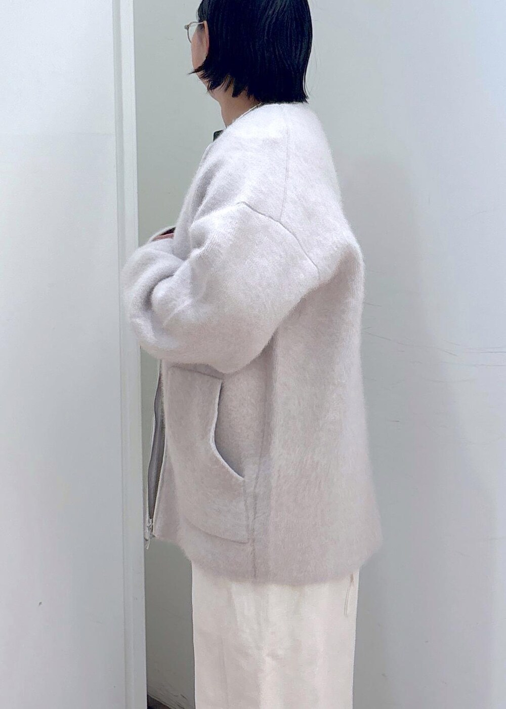 ブラック系のスウェット、グレー系のブルゾン、ホワイト系のサロペット/オーバーオールを着用したレディースの冬コーディネートの9枚目の写真