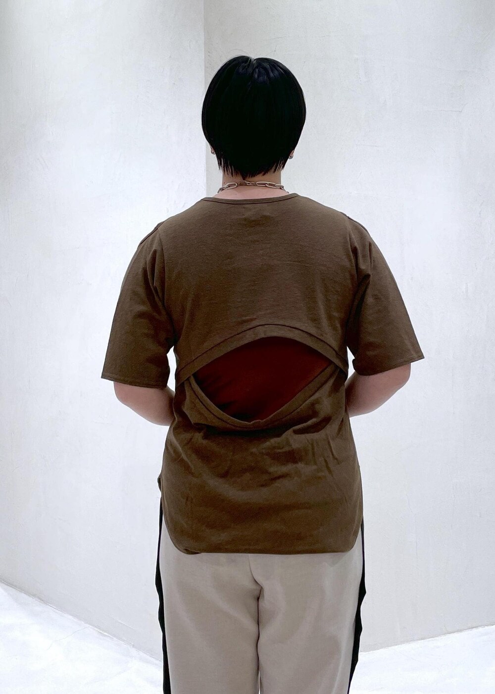 ブラック系のショルダーバッグ、ホワイト系のその他パンツ、ブラウン系のTシャツ/カットソーを着用したレディースの春コーディネートの7枚目の写真