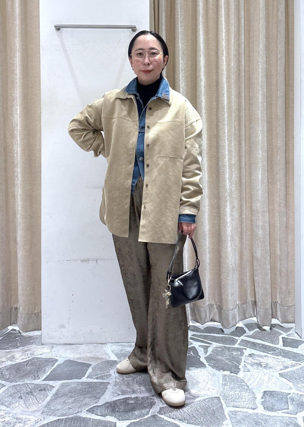 ベージュ系のシャツ/ブラウス、ブルー系のデニムジャケット、ゴールド系のその他パンツを着用したレディースの冬コーディネートの3枚目の写真