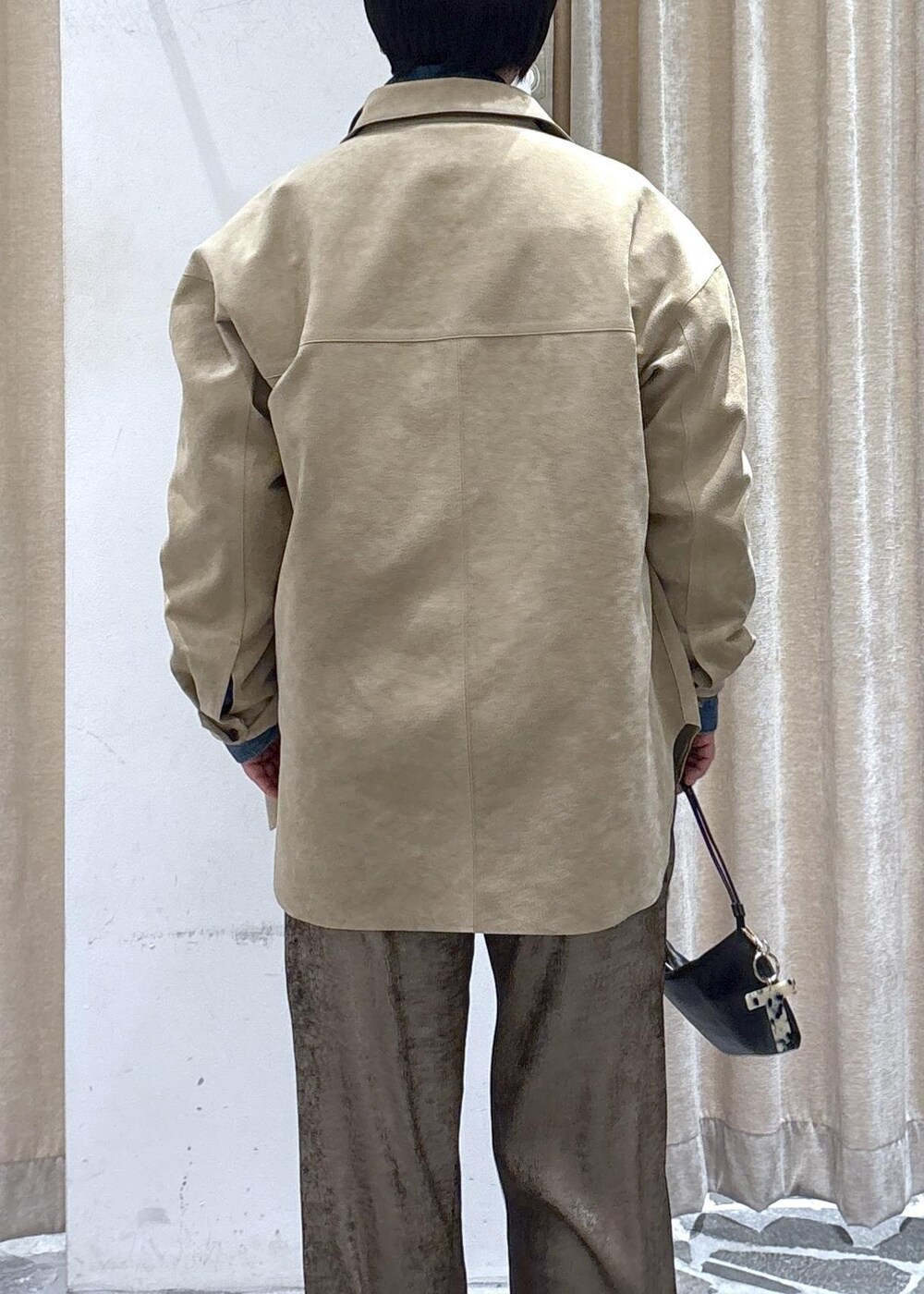 ベージュ系のシャツ/ブラウス、ブルー系のデニムジャケット、ゴールド系のその他パンツを着用したレディースの冬コーディネートの9枚目の写真