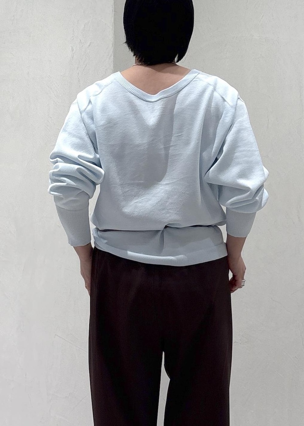 ブラウン系のその他パンツ、ブルー系のカーディガン/ボレロ、ホワイト系のスニーカーを着用したレディースの春コーディネートの8枚目の写真