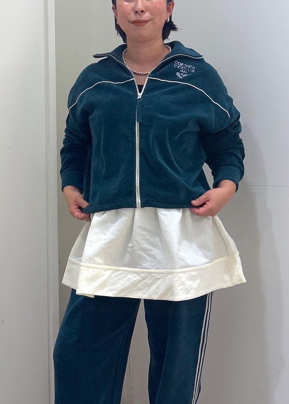 ブラック系のショルダーバッグ、ブラック系のタンクトップ、グリーン系のその他パンツを着用したレディースの冬コーディネートの7枚目の写真