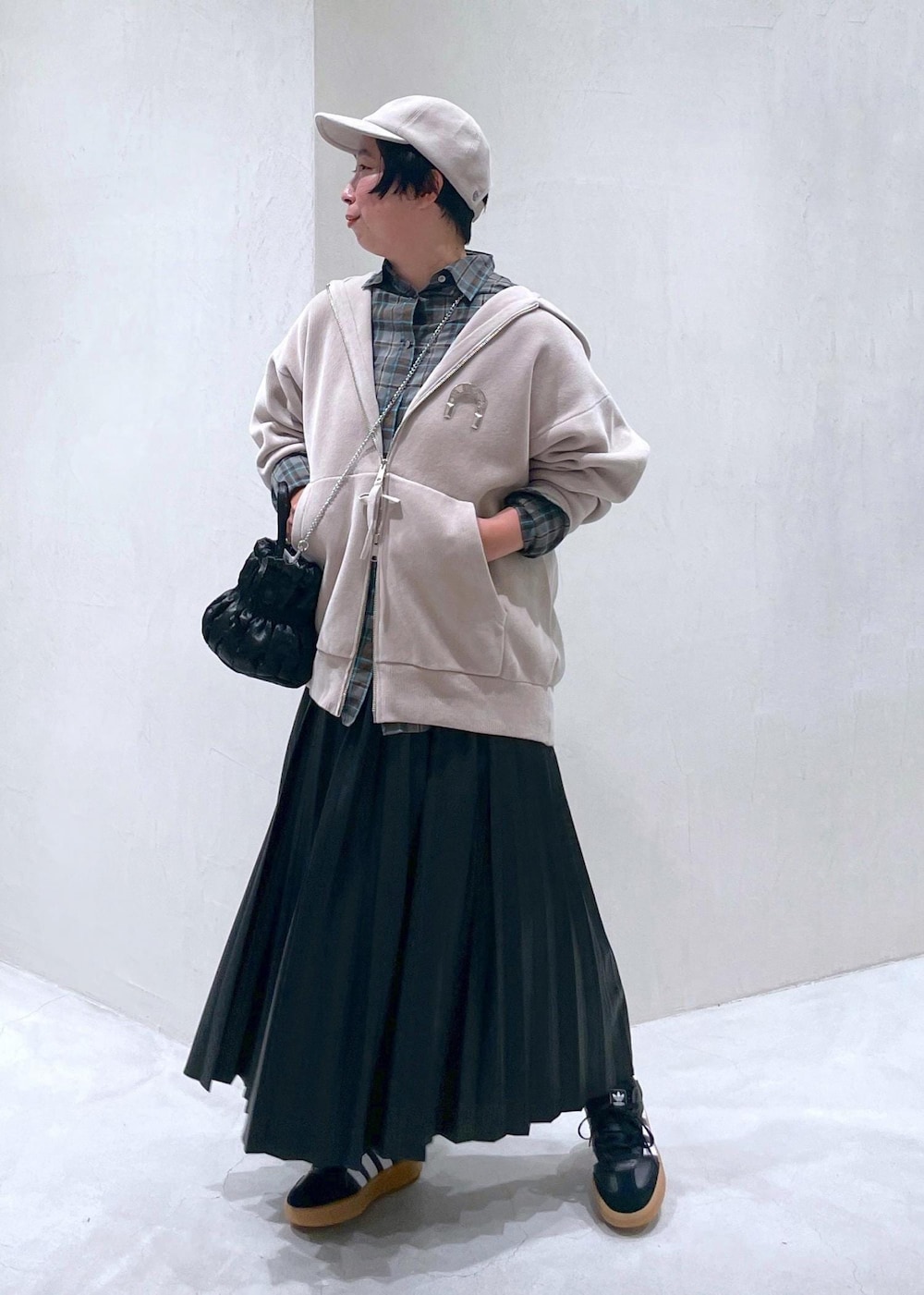 ブルー系のシャツ/ブラウス、ブラック系のスカート、ブラック系のショルダーバッグを着用したレディースの秋コーディネートの2枚目の写真