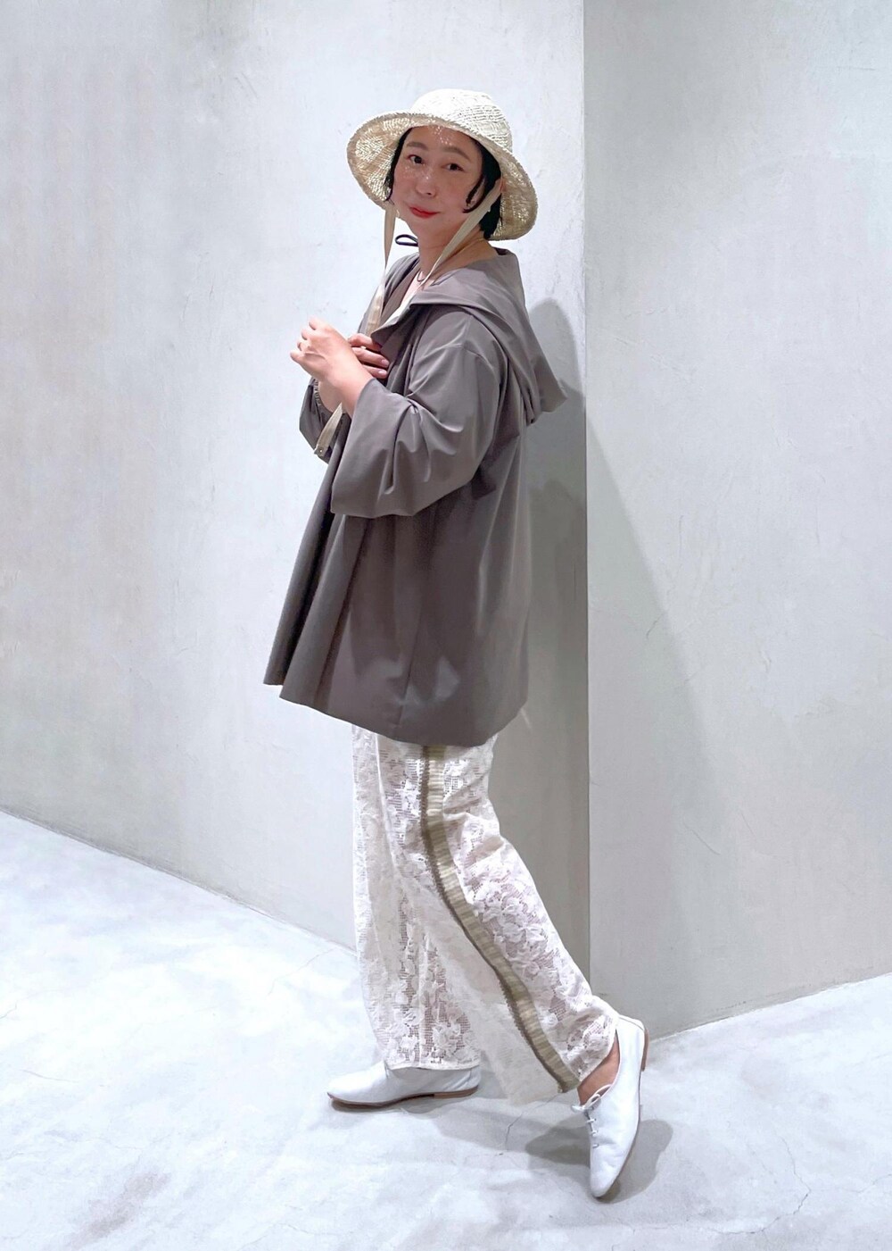 ホワイト系のその他シューズ、ホワイト系のショルダーバッグ、ホワイト系のその他パンツを着用したレディースの夏コーディネートの6枚目の写真