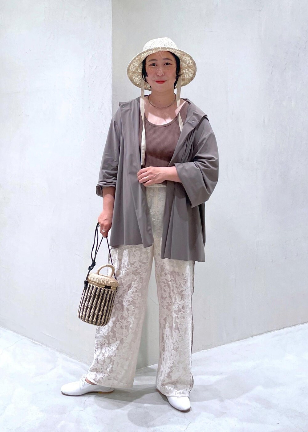 ホワイト系のその他シューズ、ホワイト系のショルダーバッグ、ホワイト系のその他パンツを着用したレディースの夏コーディネートの5枚目の写真