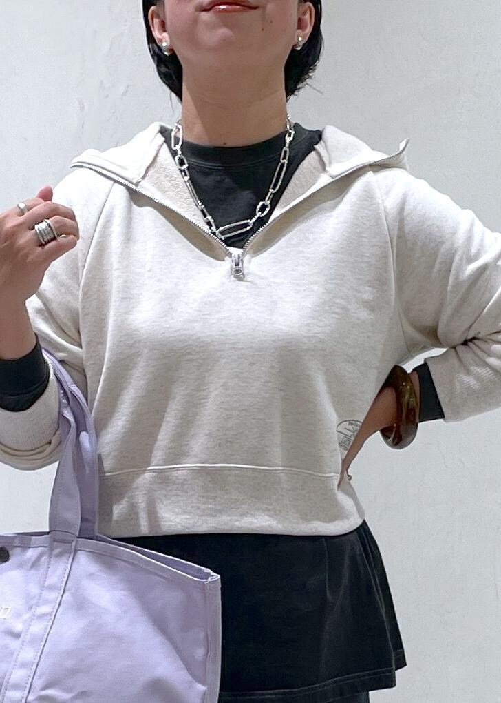 ブラウン系のその他パンツ、ホワイト系のパーカー、ブラック系のTシャツ/カットソーを着用したレディースの夏コーディネートの5枚目の写真