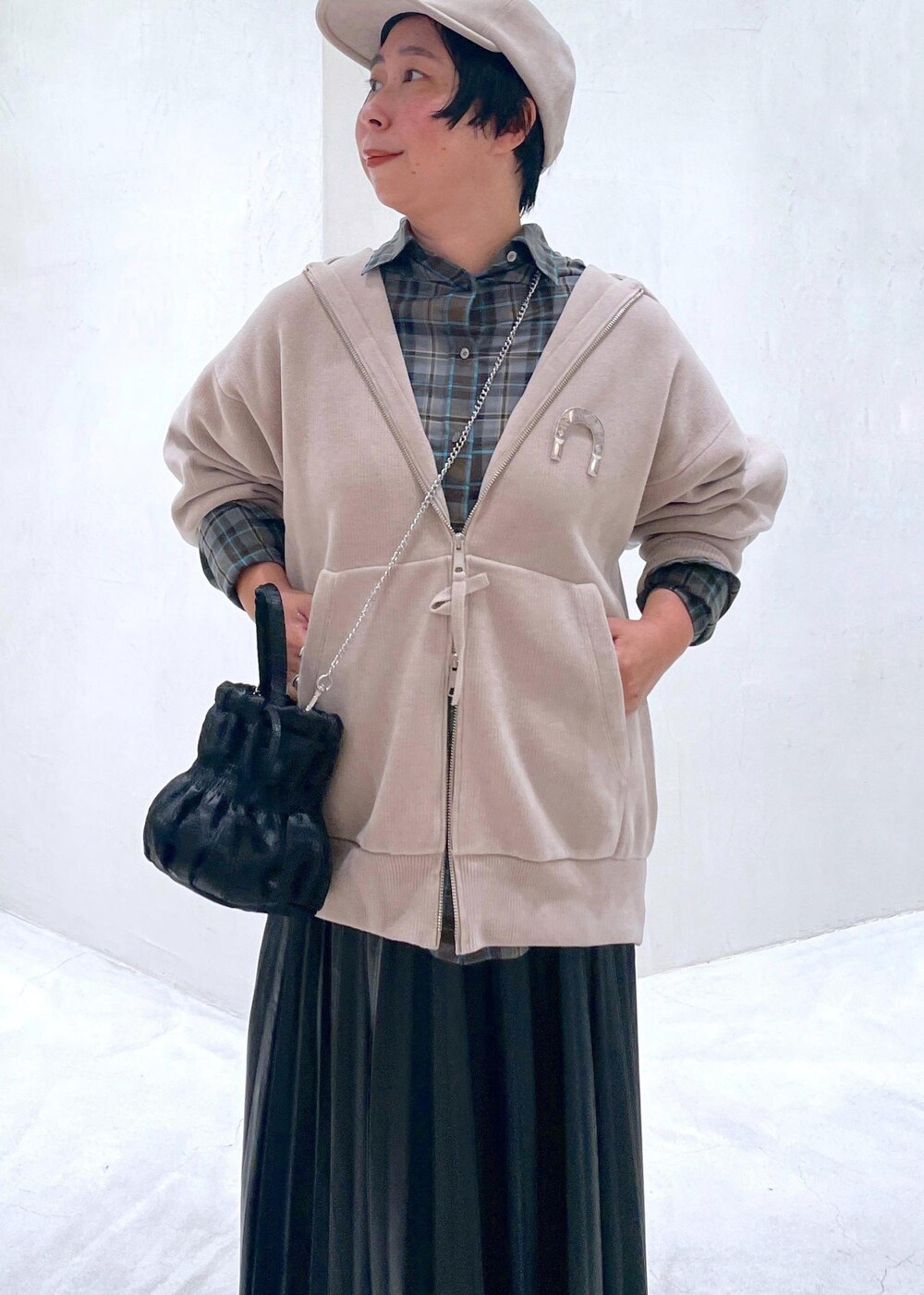 ブルー系のシャツ/ブラウス、ブラック系のスカート、ブラック系のショルダーバッグを着用したレディースの秋コーディネートの7枚目の写真