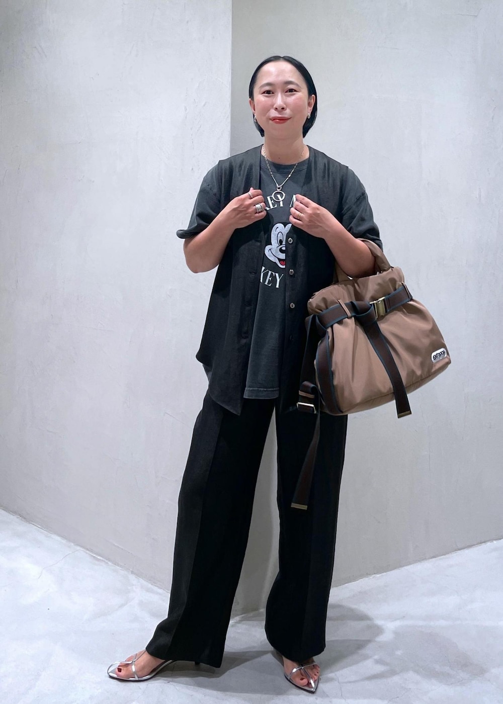 「ショルダーバッグ、ハンドバッグ、トートバッグ、ブラック、Tシャツ、ロゴ、半袖、クルーネック、プリント、パンツ、ワイド、十分丈、ストレート、スラックス、サンダル」|「SALON adam et rope'の【BRENTELLA(ブレンテッラ)】アンクルストラップサンダル(サンダル、シルバー系)」を使った、azukiさん(レディース・154cm)の夏コーディネートの2枚目の写真