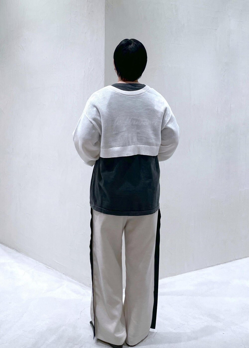 ブラック系のその他シューズ、ブラック系のTシャツ/カットソー、ホワイト系のニット/セーターを着用したレディースの春コーディネートの6枚目の写真