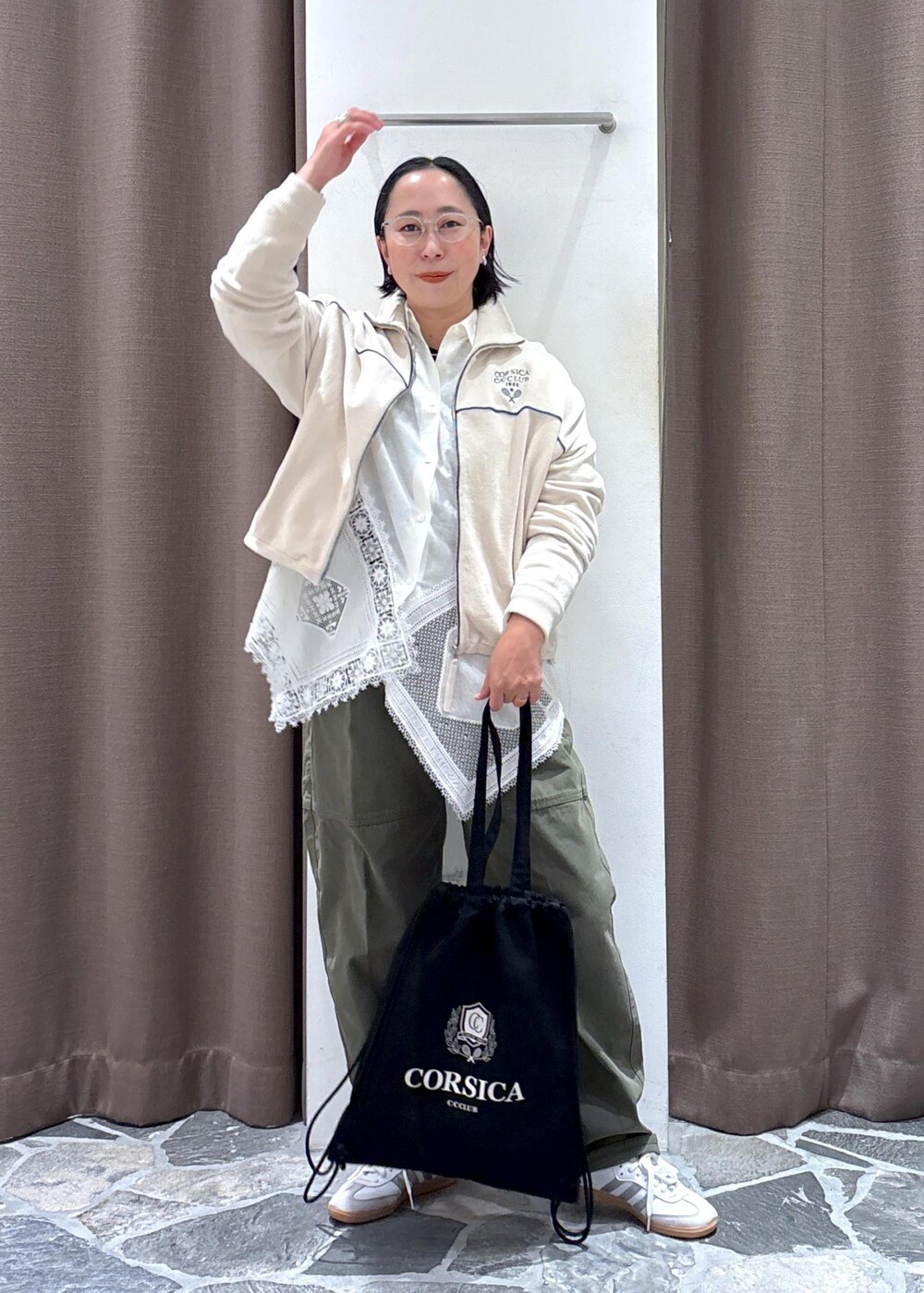 ホワイト系のシャツ/ブラウス、ホワイト系のカーディガン/ボレロ、グリーン系のその他パンツを着用したレディースの冬コーディネートの4枚目の写真