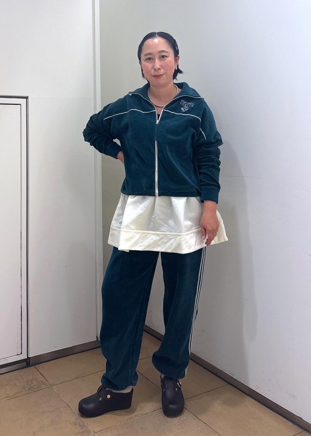 ブラック系のショルダーバッグ、ブラック系のタンクトップ、グリーン系のその他パンツを着用したレディースの冬コーディネートの4枚目の写真