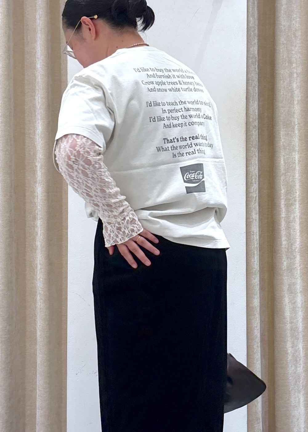 ブラック系のスカート、ホワイト系のその他トップス、ブラウン系のハンドバッグを着用したレディースの夏コーディネートの8枚目の写真