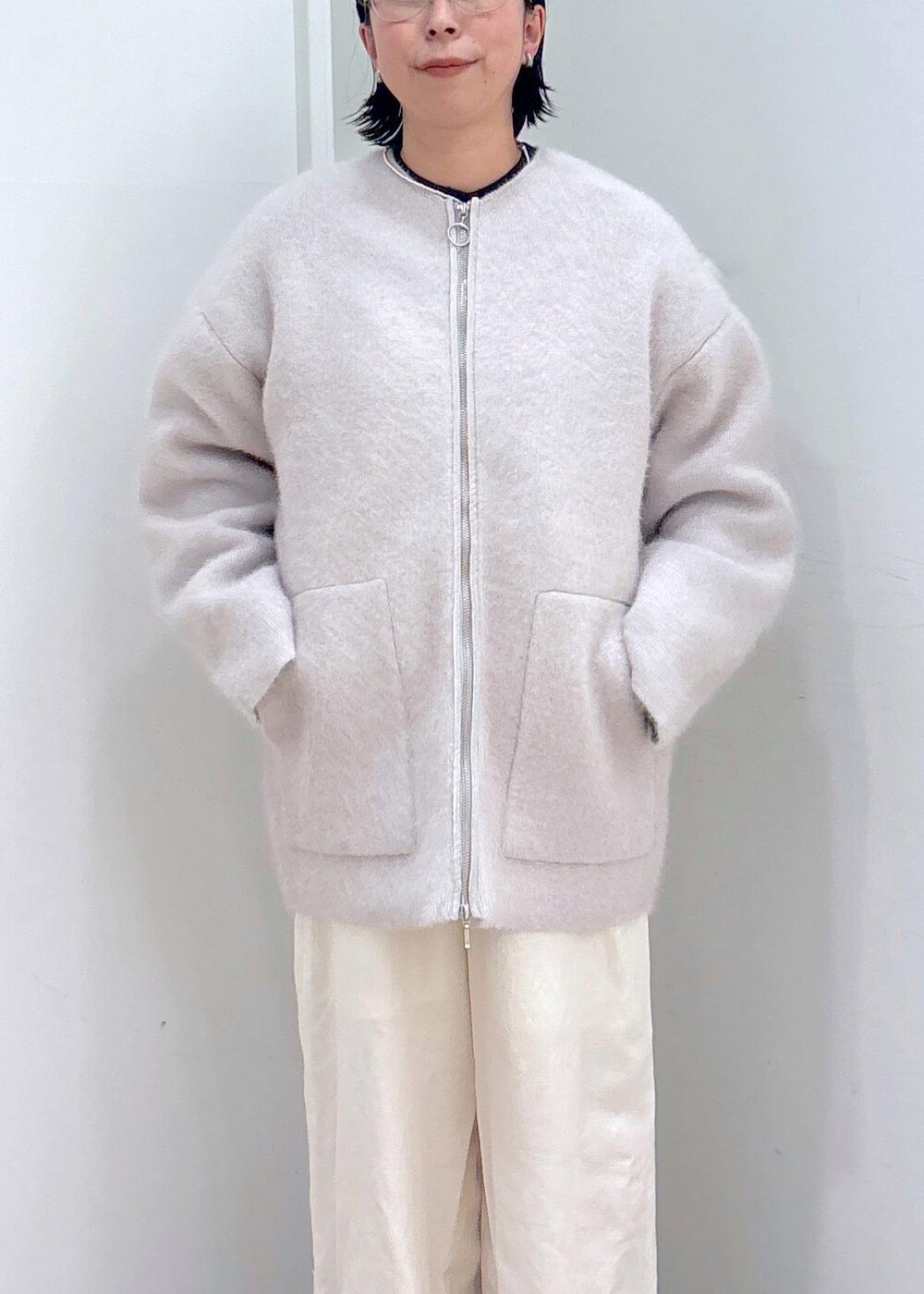 ブラック系のスウェット、グレー系のブルゾン、ホワイト系のサロペット/オーバーオールを着用したレディースの冬コーディネートの8枚目の写真