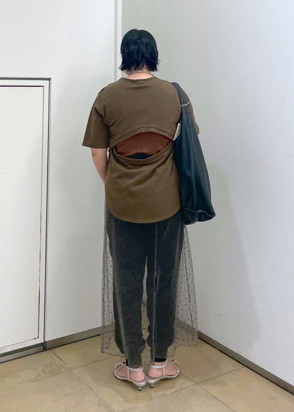 グレー系のその他パンツ、シルバー系のサンダル、ブラウン系のTシャツ/カットソーを着用したレディースの夏コーディネートの4枚目の写真