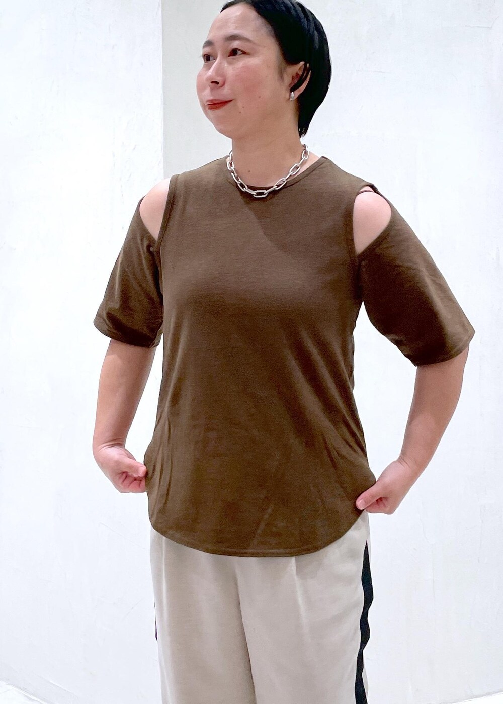 ブラック系のショルダーバッグ、ホワイト系のその他パンツ、ブラウン系のTシャツ/カットソーを着用したレディースの春コーディネートの5枚目の写真