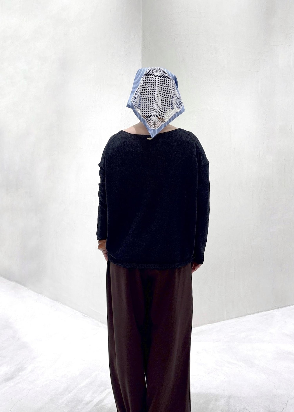 ブラウン系のその他パンツ、ベージュ系のトートバッグ、ブラウン系のローファーを着用したレディースの春コーディネートの5枚目の写真