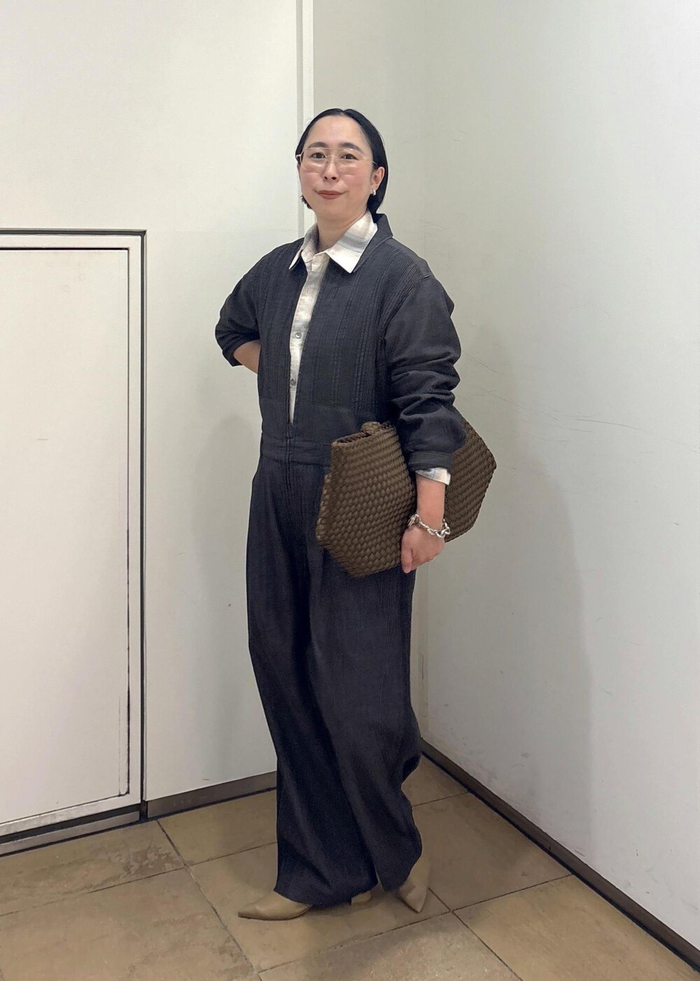 ベージュ系のパンプス、ブルー系のシャツ/ブラウス、イエロー系のトートバッグを着用したレディースの春コーディネートの4枚目の写真