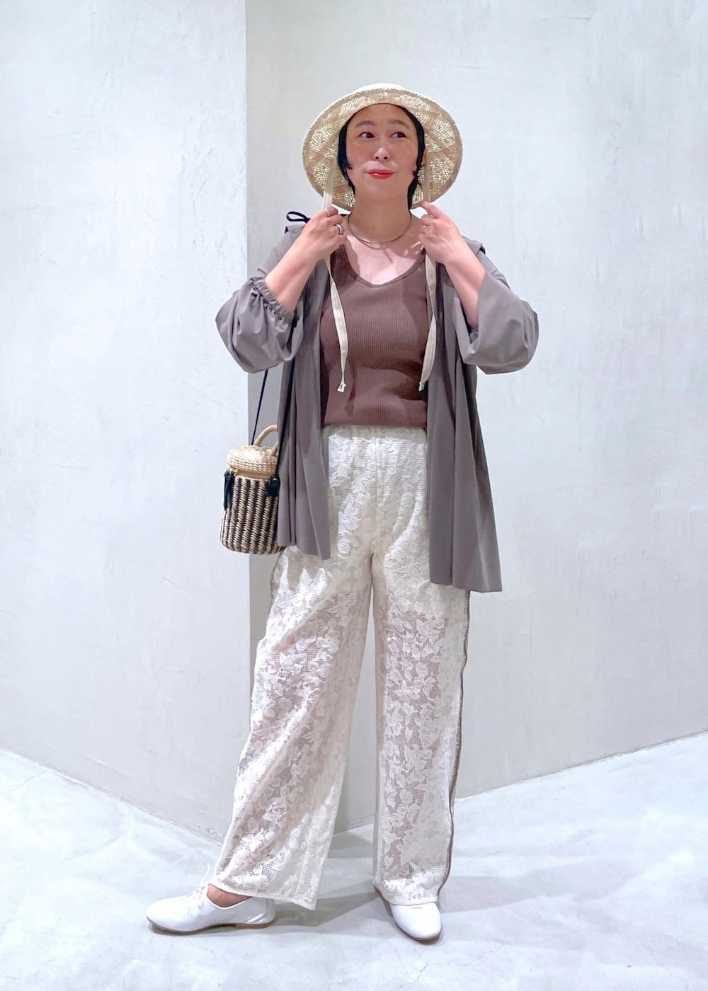 ホワイト系のその他シューズ、ホワイト系のショルダーバッグ、ホワイト系のその他パンツを着用したレディースの夏コーディネートの4枚目の写真